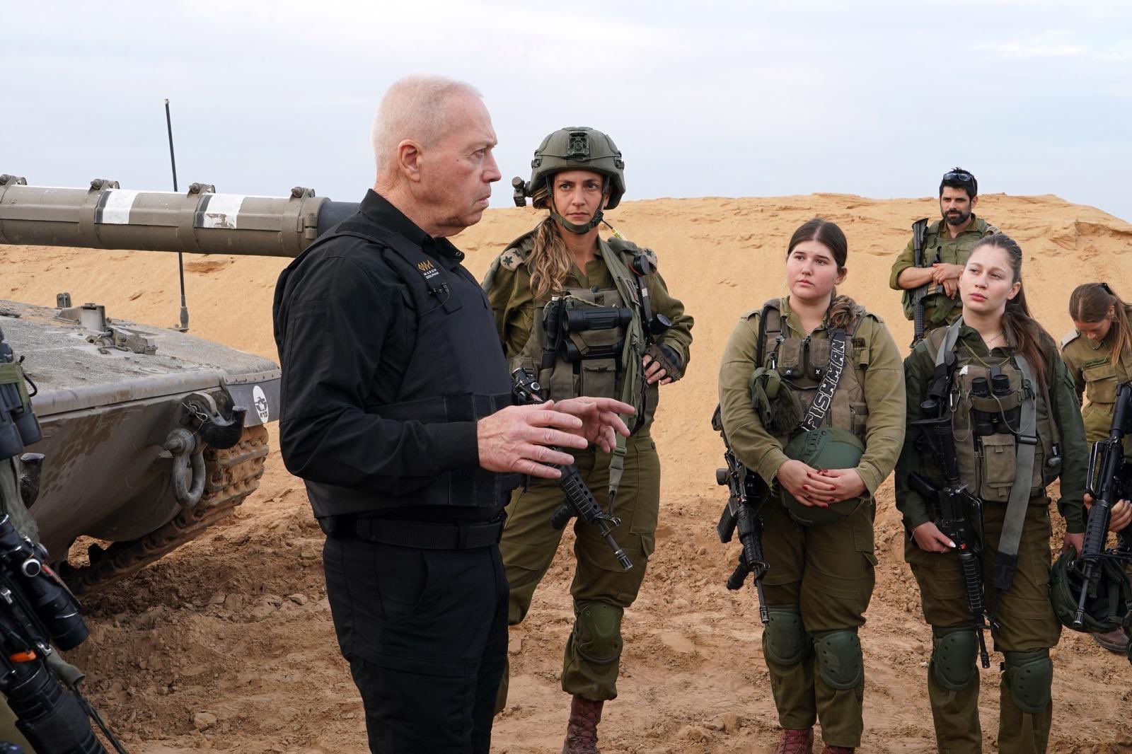 שר הביטחון יואב גלנט עם לוחמות צה"ל (צילום: אלעד מלכה)