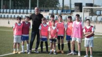 מאמן נבחרת ישראל בכדורגל אלון חזן וילדי שער הנגב (צילום: החלוץ - חינוך דרך ספורט)