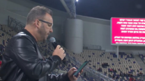 שדר הכדורגל הארגנטינאי הרנן פלר, קורא להחזרת החטופים, במשחק בין הפועל ת"א למכבי פ"ת באצטדיון בלומפילד (צילום: באדיבות ספורט 1)