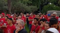 אוהדי הפועל תל אביב בהלוויתו של אוהד הקבוצה יובל גבאי, שנפל ב-7 באוקטובר (צילום: אלבום פרטי)