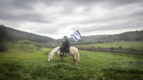 מפגין רוכב על סוס במסגרת מסע בן שלושה ימים שערכו חברי תנועת אחים לנשק מלטרון לירושלים.
הרי ירושלים, 8 בפברואר 2023 (צילום: מוטי מילרוד, הארץ. באדיבות "עדות מקומית")