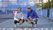 עוליאל ובוחניק עם הגביעים באליפות ישראל בטניס (צילום: איגוד הטניס)