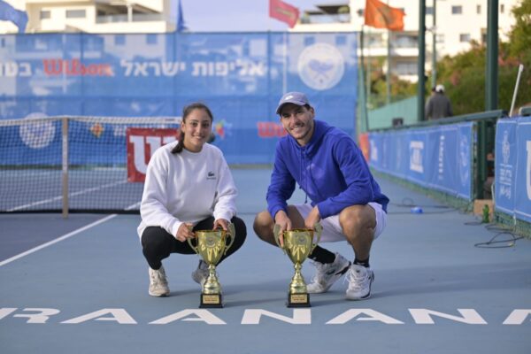 עוליאל ובוחניק עם הגביעים באליפות ישראל בטניס (צילום: איגוד הטניס)