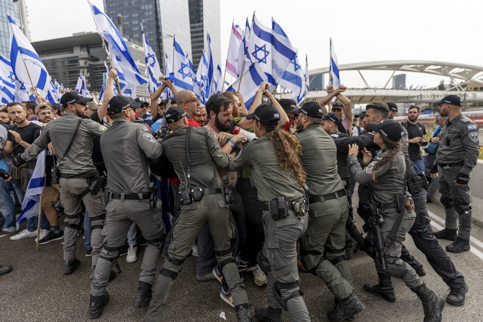 עימות בין שוטרים למפגינים במחאה למען הדמוקרטיה (צילום: אוהד צויגנברג, AP)