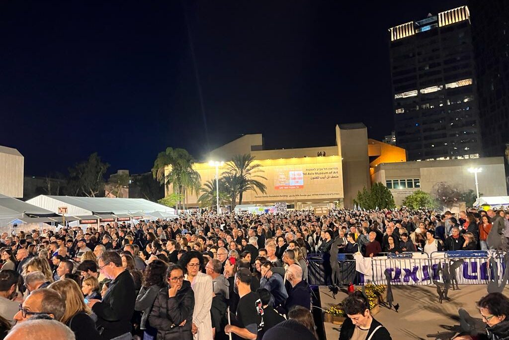 מפגינים בכיכר החטופים בתל אביב (צילום: אורן דגן) מפגינים בכיכר החטופים בתל אביב (צילום: אורן דגן)