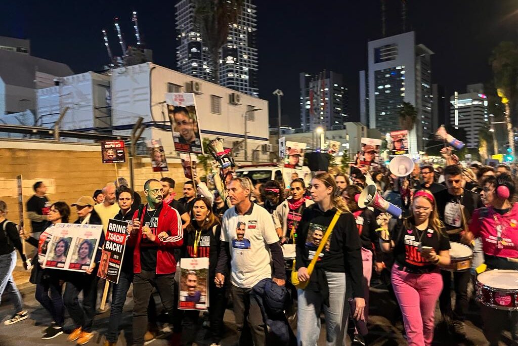 מפגינים בכיכר החטופים בתל אביב (צילום: אורן דגן) מפגינים בכיכר החטופים בתל אביב (צילום: אורן דגן)