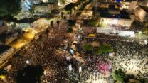 מפגינים בכיכר החטופים בתל אביב (צילום: אלדמע מילשטיין)