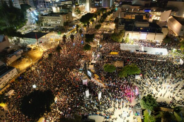 מפגינים בכיכר החטופים בתל אביב (צילום: אלדמע מילשטיין)