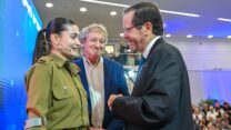 נשיא המדינה יצחק הרצוג; מנהל מרכז השיקום במרכז הרפואי שיבא פרופ' אמיתי זיו; וסג"ם עדן רם, שנפצעה ב-7 באוקטובר (צילום: קובי גדעון / לע"מ)