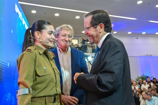 נשיא המדינה יצחק הרצוג; מנהל מרכז השיקום במרכז הרפואי שיבא פרופ' אמיתי זיו; וסג"ם עדן רם, שנפצעה ב-7 באוקטובר (צילום: קובי גדעון / לע"מ)