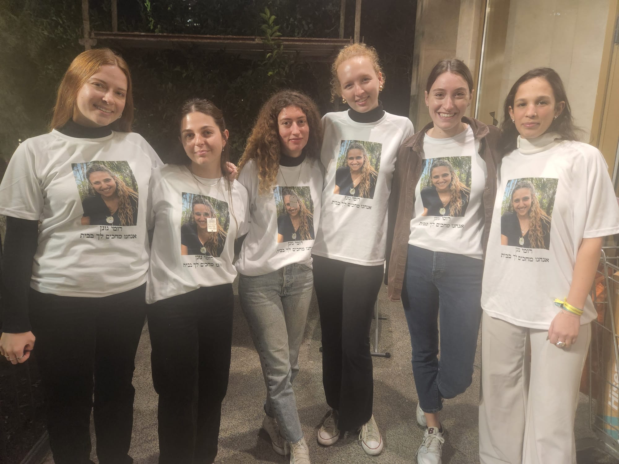 חברות ילדות של רומי גונן, שחטופה בידי חמאס, בהדלקת נר ראשון של חנוכה בכיכר החטופים בתל אביב. משמאל: מתן סלע, עדי גוטמן, נעם וישניה שבתאי, ירדן פלג, אליה וולנר, תמר פולק. כולן חברות ילדות של רומי גונן (צילום: דפנה איזברוך)