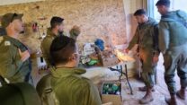 חיילי מילואים מדליקים נר שני של חנוכה סמוך לגבול הצפון (צילום: אלבום פרטי)