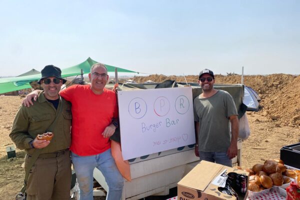 אנשי חמ&quot;ל האוהדים של הפועל תל אביב מארגנים ארוחת המבורגרים לחיילים (צילום: אלבום פרטי)