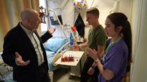מתן סוויל (באמצע) מדליק נרות חנוכה עם פרופ' יולי טרגר, מנהל מחלקת שיקום במרכז הרפואי סורוקה בבאר שבע (צילום: ג'וליה לרמה)