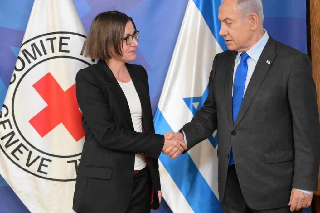 ראש הממשלה בנימין נתניהו ונשיאת הצלב האדום  מיריאנה ספולאריץ' (צילום: עמוס בן גרשום / לע"מ)