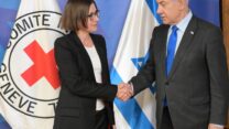 ראש הממשלה בנימין נתניהו ונשיאת הצלב האדום  מיריאנה ספולאריץ' (צילום: עמוס בן גרשום / לע"מ)