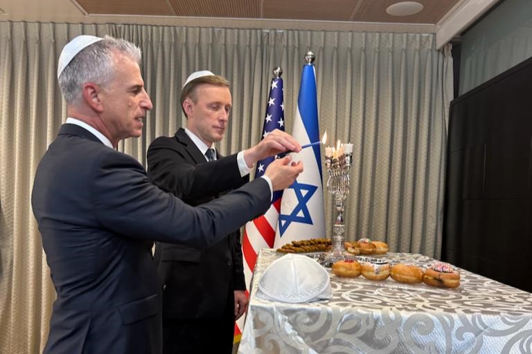 היועץ לביטחון לאומי של ארה"ב, ג'ייק סליבאן (מימין), וראש המוסד דדי ברנע, מדליקים נרות חנוכה במטה המוסד (צילום: דוברות משרד רה"מ)