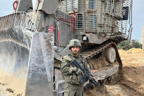 אשר ביטון, מפקד פלוגת צמ"ה. "גדלתי בתוך העולם של טרקטורים ומחפרים" (צילום: דובר צה"ל)