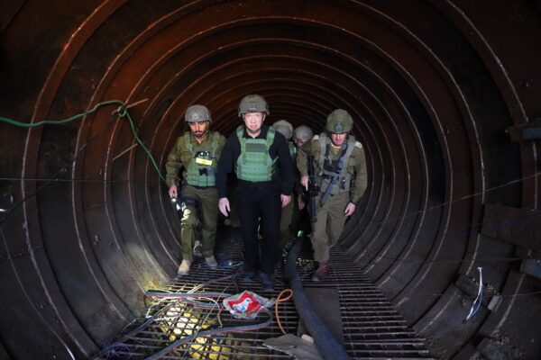 שר הביטחון בתווי המנהרה שנחשף (אריאל חרמוני, משרד הביטחון)