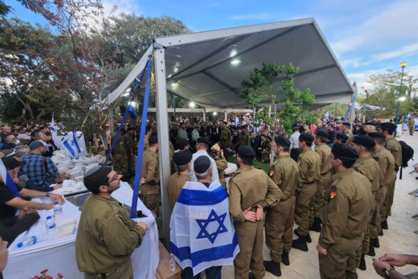 חולקים כבוד אחרון לדונבצקי (צילום: דפנה איזברוך)