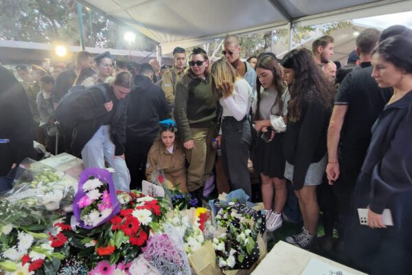 אבלים ליד הקבר (צילום: דפנה איזברוך)