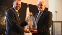 שר הבריאות אוריאל בוסו (משמאל) ומנכ"ל המרכז הרפואי זיו פרופ' סלמאן זרקא, בטקס הכרזה על המרכז הרפואי זיו כמרכז-על (צילום: דוברות המרכז הרפואי זיו)
