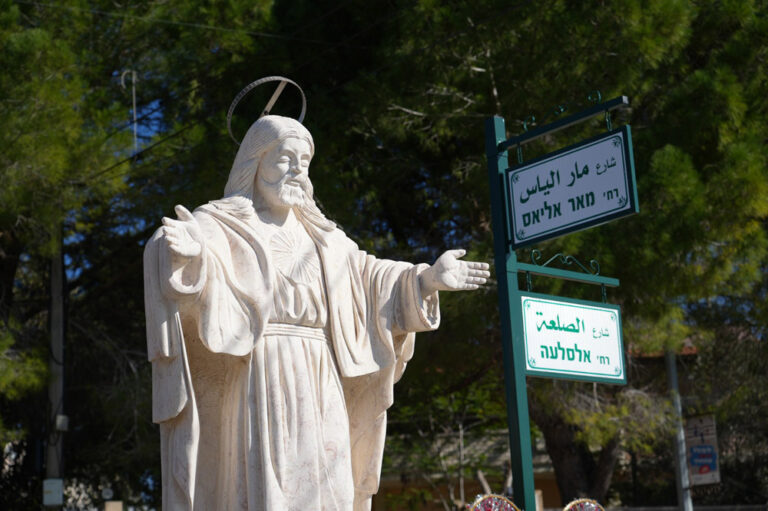פסל ישו בכניסה לכפר (צילום: ג'וליה לרמה)