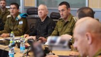 שר הביטחון יואב גלנט (משמאל) והרמטכ"ל הרצי הלוי בהערכת מצב יומית של שר הביטחון (צילום: אלעד מלכה / משרד הביטחון)