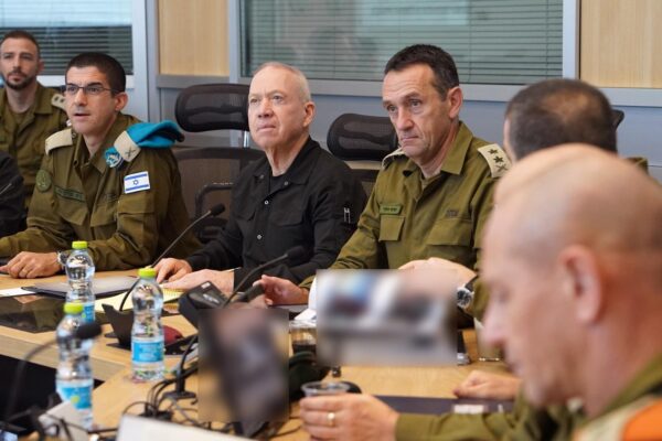 שר הביטחון יואב גלנט (משמאל) והרמטכ"ל הרצי הלוי בהערכת מצב יומית של שר הביטחון (צילום: אלעד מלכה / משרד הביטחון)