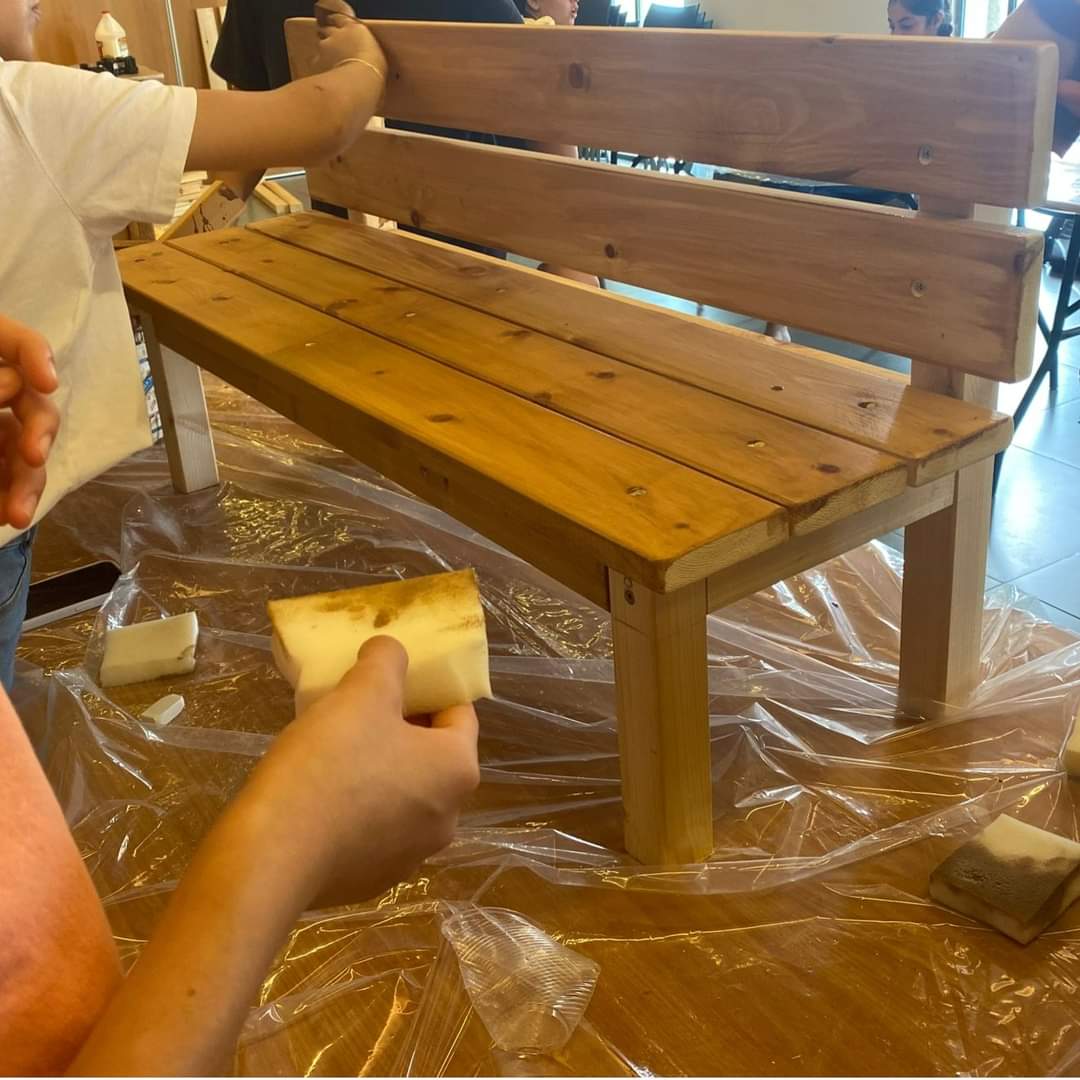 בניית ספסלי עץ לגני הילדים של המפונים משדרות ויכיני, על ידי תלמידי העל-יסודי (צילום: בית אבי חי)