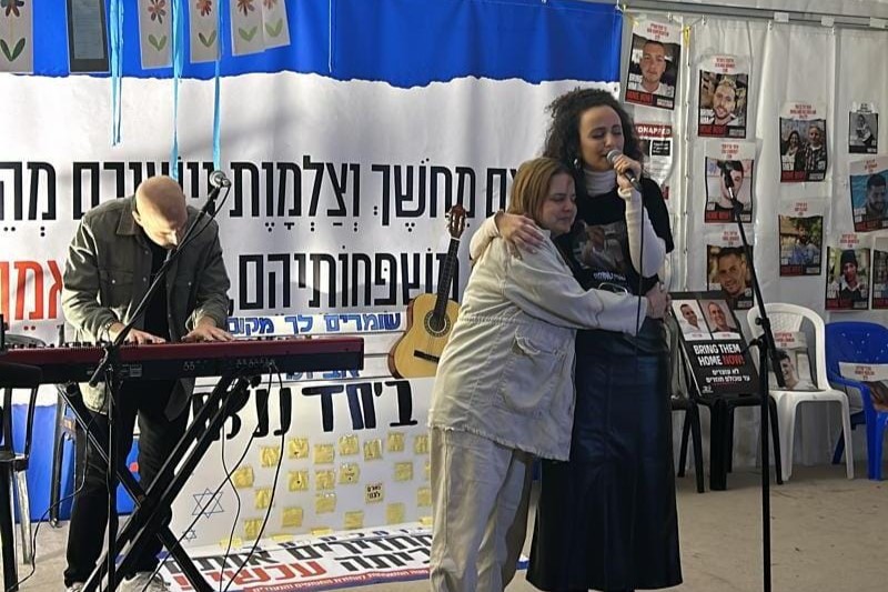 רז בן עמי ששוחררה משבי חמאס במסיבת יום הולדת לבעלה אוהד (צילום: מטה משפחות החטופים והנעדרים) רז בן עמי ששוחררה משבי חמאס במסיבת יום הולדת לבעלה אוהד (צילום: מטה משפחות החטופים והנעדרים)