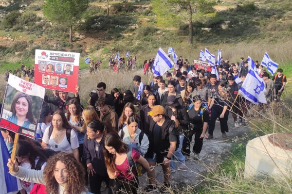 צעדת הנוער למען שחרור החטופים (צילום: ניצן צבי כהן)