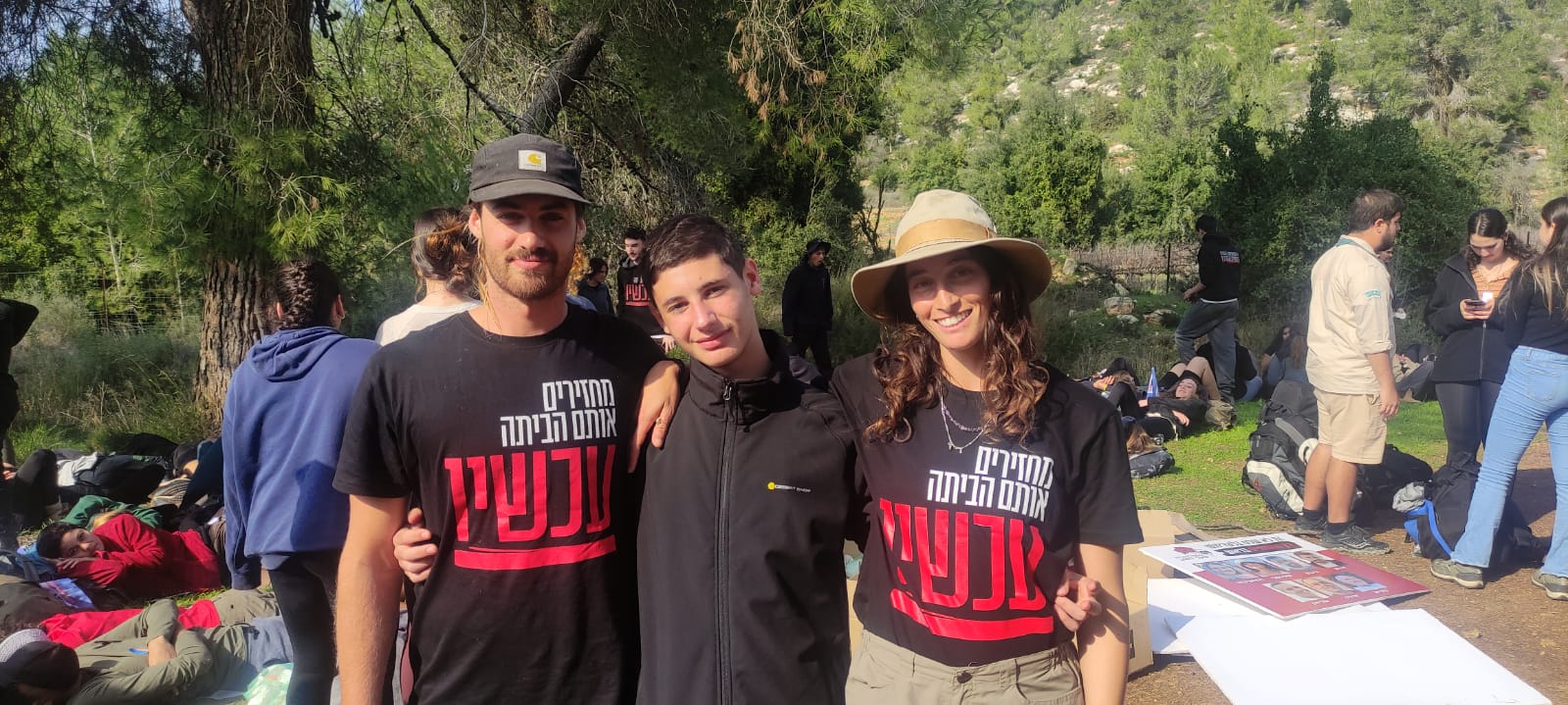 המדריכים ליאור אסייג ודין פאר עם חניך. "בני הנוער מדברים ומפעילים את המבוגרים" (צילום: ניצן צבי כהן)