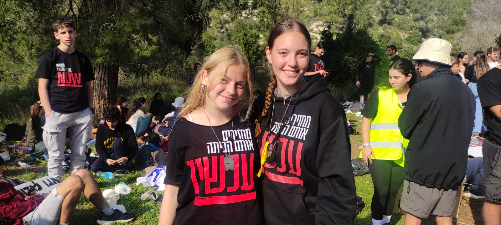 לקשמי מירוצ'ניק ועדן מז'ובובסקי מאור הנר. "אלה הקרובים שלנו וחברי הקהילות שלנו שנמצאים עדיין בשבי בעזה" (צילום: ניצן צבי כהן)
