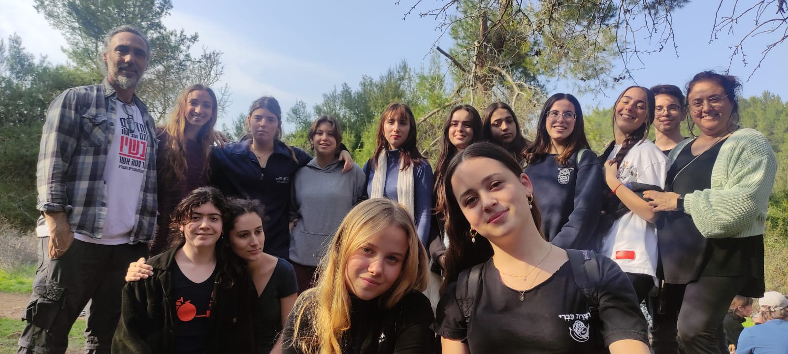 תהל פינק ותמר קינן מכברי עם קבוצתן. "היו שם ילדים בגיל שלנו, ועדיין יש שם חבר'ה צעירים שגדולים מאיתנו רק בכמה שנים" (צילום: ניצן צבי כהן)