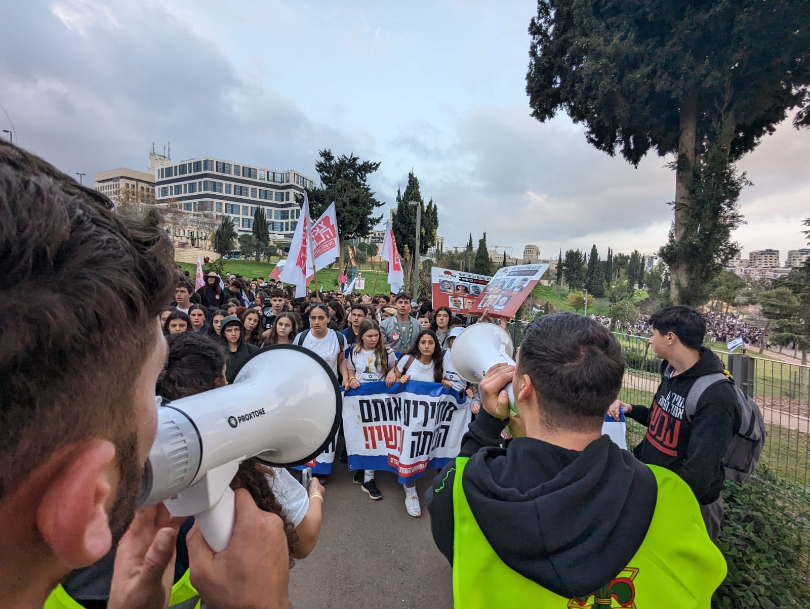 חניכי הצופים מובילים את הקריאות (צילום: תניא ציון וולדקס)