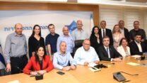 שר החוץ אלי כהן (למטה, שלישי מימין) יו"ר ההסתדרות ארנון בר-דוד, יו"ר הסתדרות עובדי המדינה אופיר אלקלעי יו"ר ועד עובדי משרד החוץ, רחלי מרלי, ויו"ר הוועד יאיר פרומר (עומד, שישי מימין)  בחתימת הסכם עקרונות לקראת הסכם קיבוצי חדש לעובדי משרד החוץ (צילום: דוברות ההסתדרות)