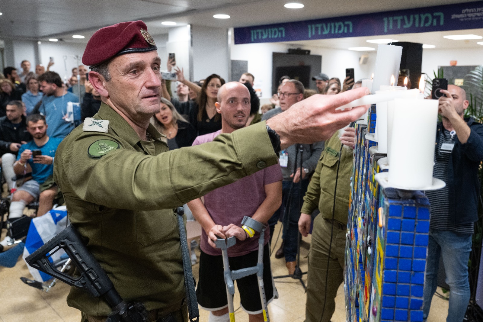 הרמטכ"ל רא"ל הרצי הלוי בהדלקת נרות עם פצועי צה"ל בשיבא (צילום: דובר צה"ל)