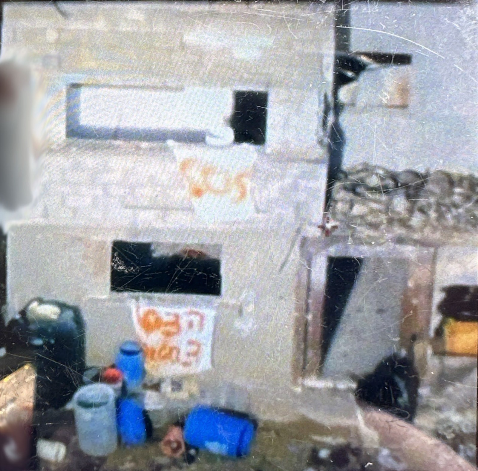 שלטים שהכינו החטופים ונתלו על בנין בעזה (צילום: דובר צה&quot;ל)