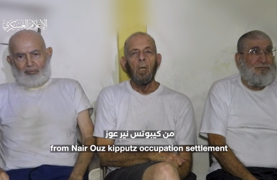 חיים פרי (במרכז) יורם מצגר (מימין) ועמירם קופר בסרטון שפרסם חמאס (צילום מסך)