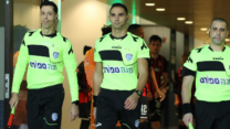 שופט הכדורגל ניב שטייף (במרכז) במשחק ליגת העל (צילום: ההתאחדות לכדורגל בישראל)