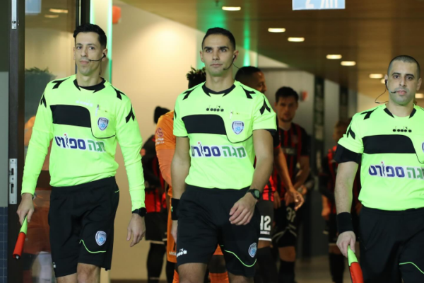 שופט הכדורגל ניב שטייף (במרכז) במשחק ליגת העל (צילום: ההתאחדות לכדורגל בישראל)