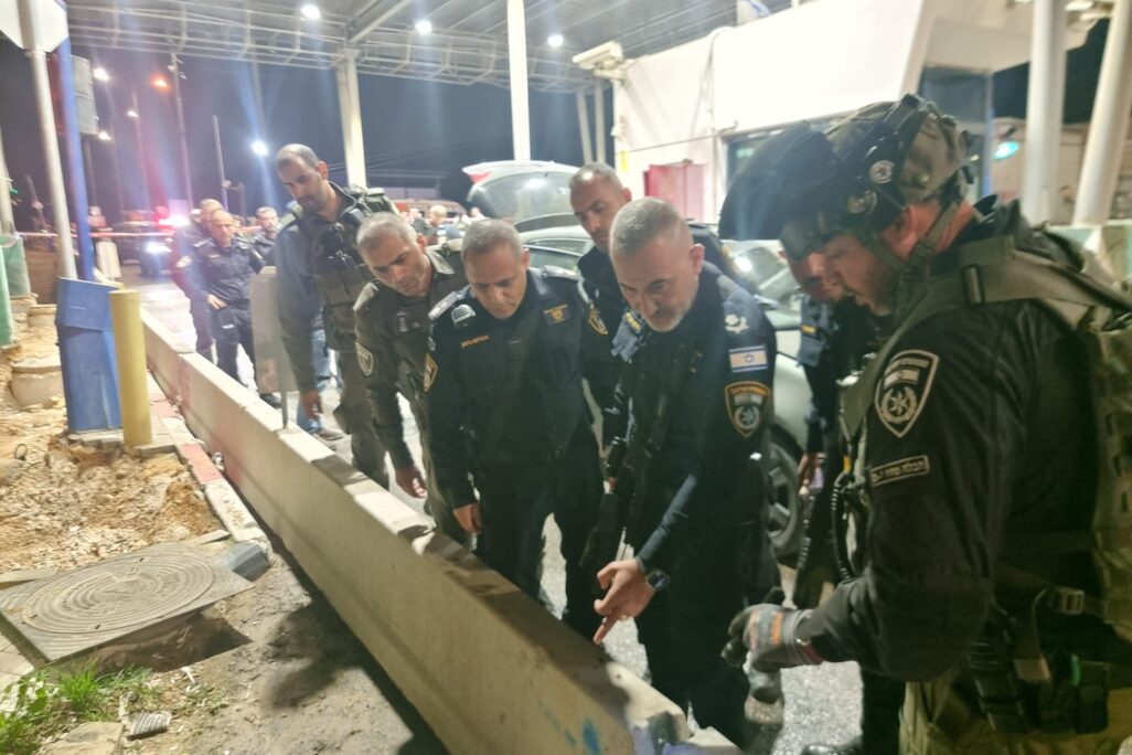 מפקד מחוז ירושלים ניצב דורון תורג'מן (שני מימין) בזירת פיגוע דקירה במחסום מזמוריה בדרום ירושלים (צילום: דוברות המשטרה)