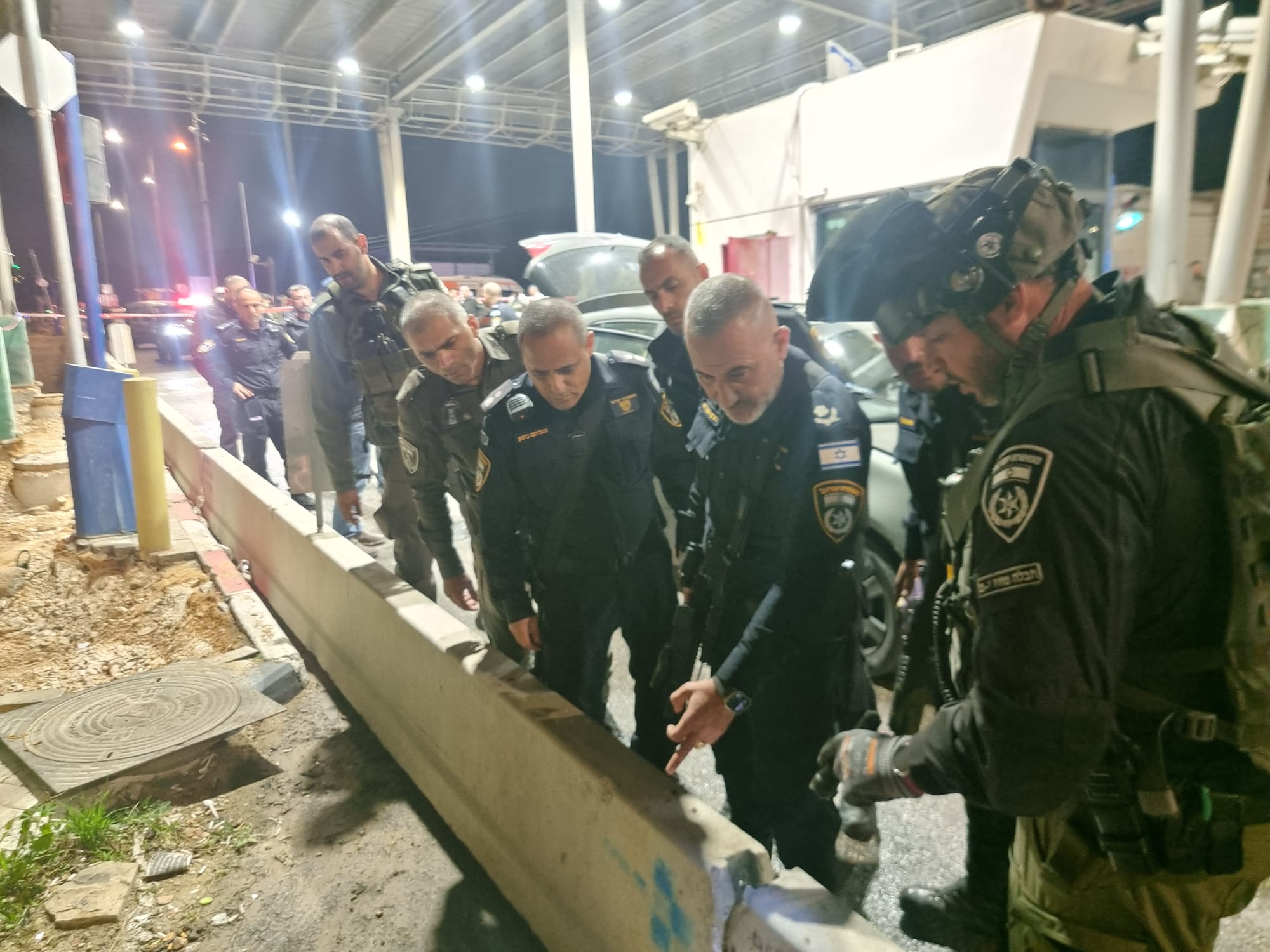 מפקד מחוז ירושלים ניצב דורון תורג'מן (שני מימין) בזירת הפיגוע (צילום: דוברות המשטרה)