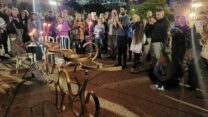 הדלקת נר שלישי של חנוכה בכיכר החטופים, שארגנו צעירי כפר עזה (צילום: דפנה איזברוך)