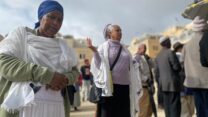 הפעילה זויה מקונן, באירוע התפילה למען השבת אברה מנגיסטו וכל החטופים ושלום חיילי צה"ל (צילום: יהל פרג')