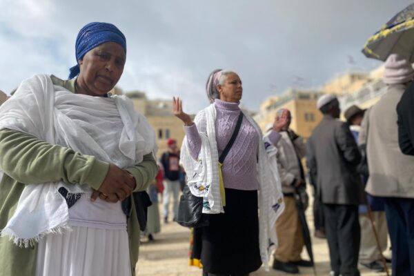 הפעילה זויה מקונן, באירוע התפילה למען השבת אברה מנגיסטו וכל החטופים ושלום חיילי צה"ל (צילום: יהל פרג')