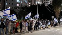 תושבים בהוד השרון מקבלים את פניי נעם ושרון אביגדורי לאחר שחרורן מבית החולים (צילום: עיריית הוד השרון)