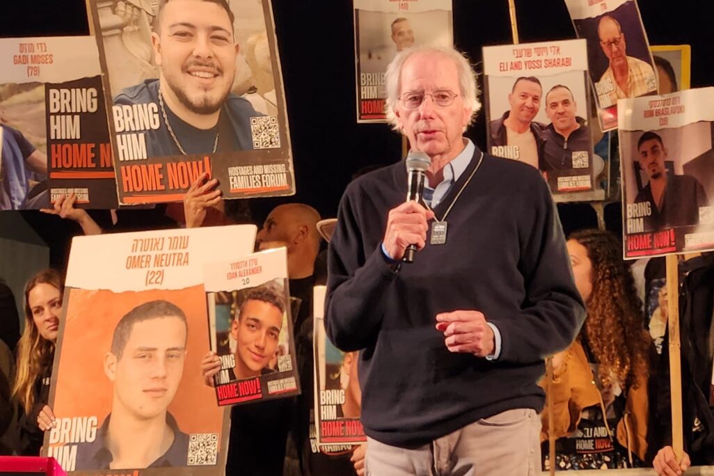 דניס רוס בעצרת. "אתם ואני נמצאים כאן הערב כדי להראות למשפחות שהן לא לבד" (צילום: מרסלו שניידמן)