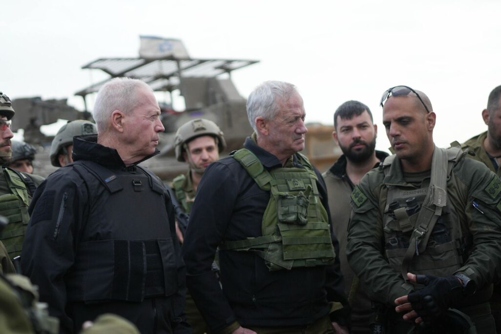 שר הביטחון גלנט והשר גנץ בהערכת מצב בצפון רצועת עזה (צילום: שחר יורמן)